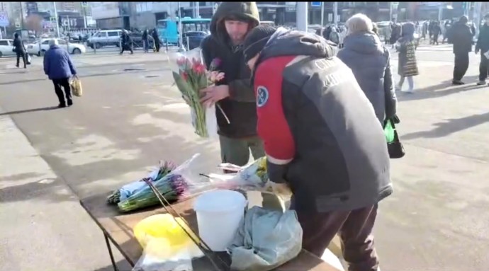 Около тысячи букетов изъяли у нелегальных торговцев в Петербурге