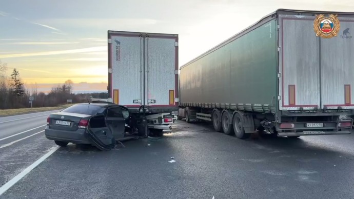 В Ярославском округе легковушка врезалась в фуру: пострадали два человека В Ярославском округе легковушка врезалась в фуру: пострадали два человека