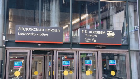 Закрыт вход на Ладожский вокзал с улицы Зольной: движение поездов осуществляется в штатном режиме