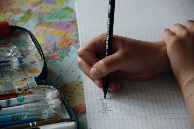 Директора петербургской школы будут судить за установку тира и травму ученика