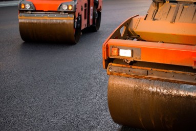 Более шести километров дорог построят и реконструируют в районе станции метро «Лесопарковая»