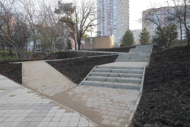 На Николаевском бульваре в Краснодаре открыли новую лестницу и пандус