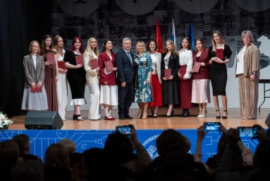 Ольга Колударова вручила дипломы с отличием выпускникам Герценовского университета