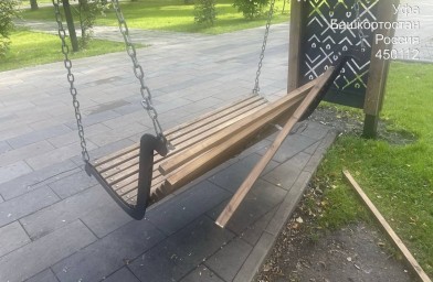 Вандалы повредили качели в уфимском сквере «Матерей»