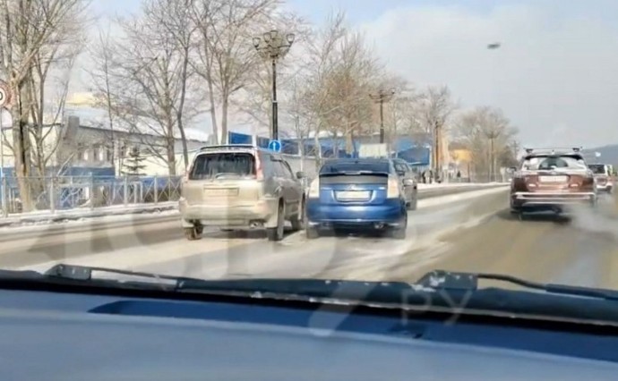 В Южно-Сахалинске два автомобиля не поделили дорогу
