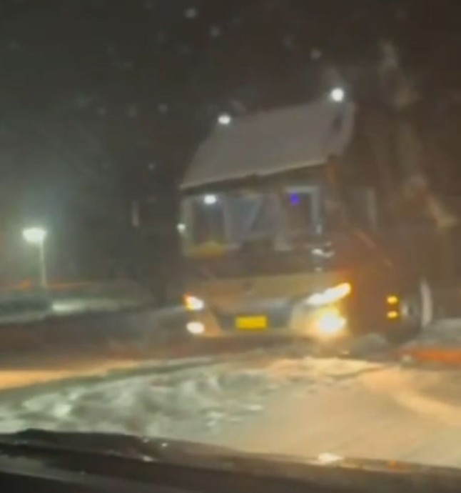 Транспорт «взлетел» на ограждение: ДТП с китайским автобусом под Уссурийском попало на камеры очевидцев Транспорт «взлетел» на ограждение: ДТП с китайским автобусом под Уссурийском попало на камеры очевидцев