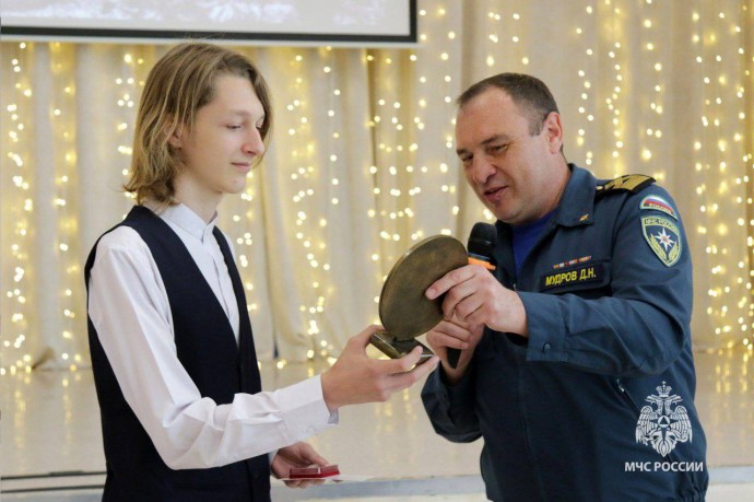 Школьник из Тулы награжден медалью за спасение деда
