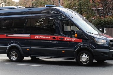 Дело возбудили после обнаружения повешенной на прутья забора россиянки