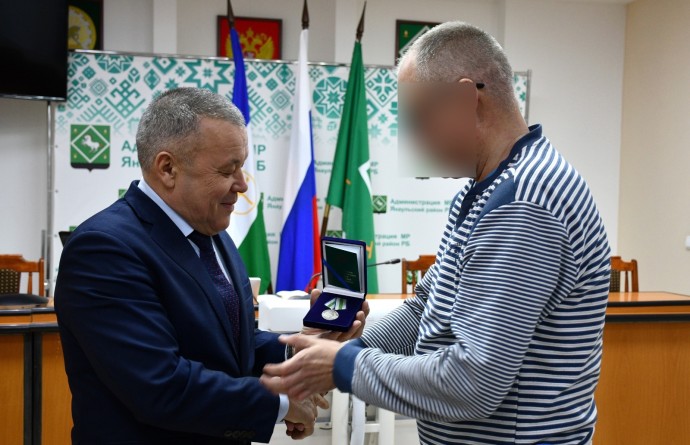 В Башкирии бойцу СВО во время отпуска вручили медаль Шаймуратова В Башкирии бойцу СВО во время отпуска вручили медаль Шаймуратова