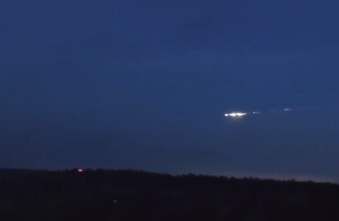 В небе над Москвой заметили яркий светящийся объект