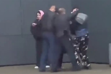 Россияне спасли зацепера с электрички в Подмосковье, отчитали его и попали на видео