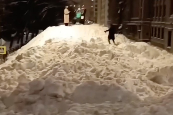 Улица в центре Москвы оказалась завалена снегом Улица в центре Москвы оказалась завалена снегом
