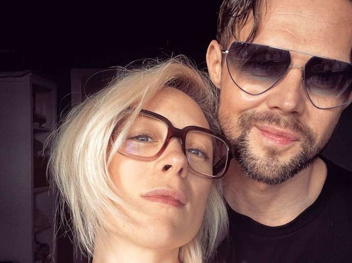 Признанный сексоголиком актер из Костромы ушел от жены