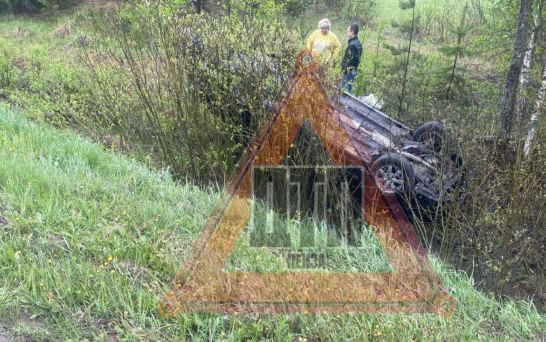 Автомобиль слетел в кювет из-за ямы на трассе в Пензенской области
