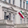 С фасада иранского посольства в Лондоне сбросили флаг, заменив на дореволюционный