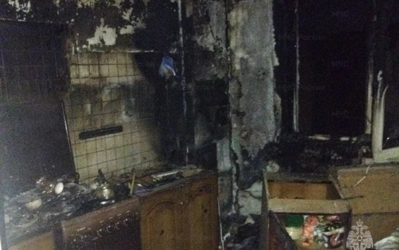 В Курской области во время ночного пожара спасатели эвакуировали 10 человек