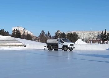 Каток начали заливать на главной площади Благовещенска Каток начали заливать на главной площади Благовещенска