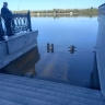 Быстро прибывающая вода гонит рыбаков с привычных мест на набережной Астрахани