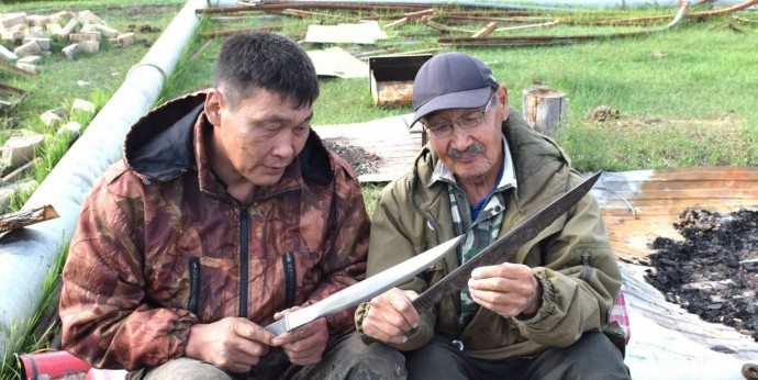 В Хангаласском районе Якутии воссоздают малтанский батас с традиционным орнаментом В Хангаласском районе Якутии воссоздают малтанский батас с традиционным орнаментом