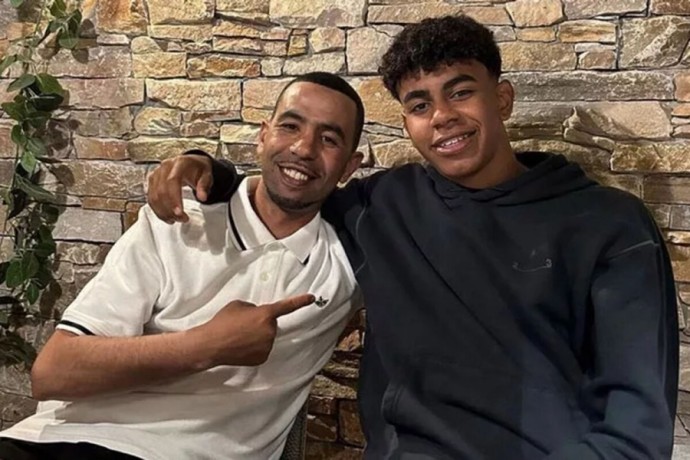 Отец Ямаля провоцировал болельщиков "Бетиса" во время матча "Барселоны" Отец Ямаля провоцировал болельщиков "Бетиса" во время матча "Барселоны"