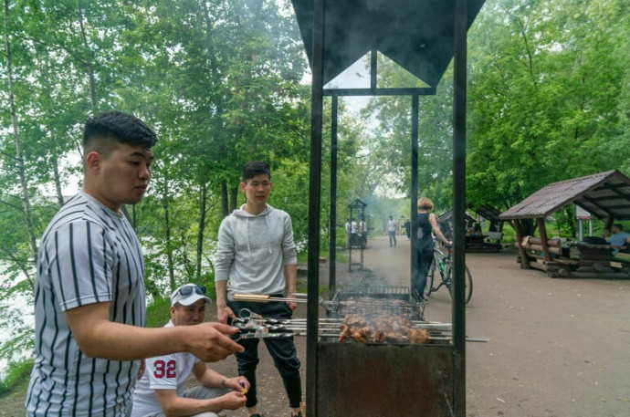 На балконе, в парке и под елкой: где нельзя жарить шашлыки