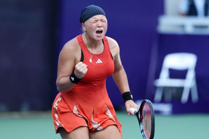 Шнайдер вышла в четвертьфинал турнира в Аделаиде