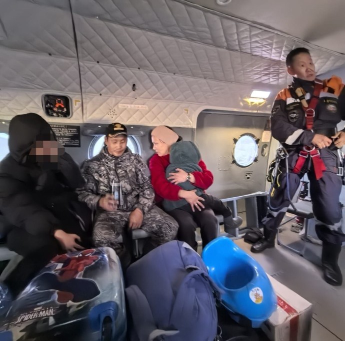 Опубликовано видео спасения потерявшейся семьи в Кобяйском районе