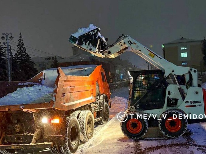 Белгород от снега чистят 37 комбинированных дорожных машин