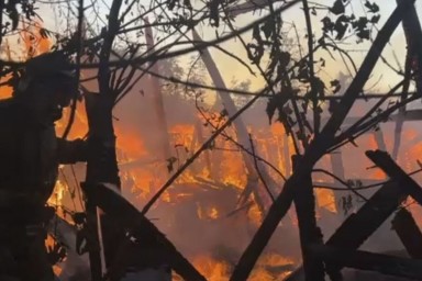 В Узловском районе пожарные потушили горящую заброшку