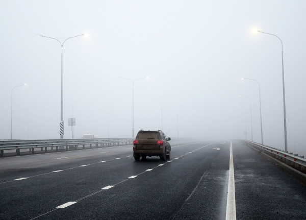 Столичных автомобилистов из-за тумана призвали к бдительности на дорогах