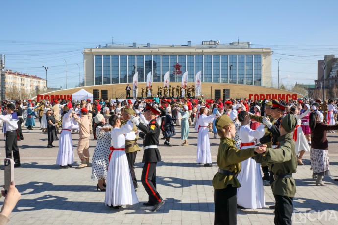 5,5 тысяч пар станцевали вальс Победы в Якутске