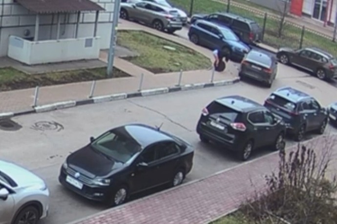 В подмосковной Балашихе девушка разбила авто крышкой канализационного люка В подмосковной Балашихе девушка разбила авто крышкой канализационного люка