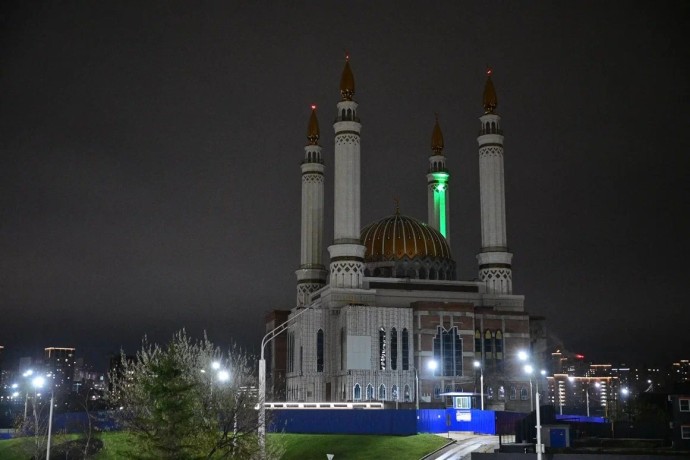 Радий Хабиров оценил варианты подсветки мечети Ар-Рахим на въезде в Уфу Радий Хабиров оценил варианты подсветки мечети Ар-Рахим на въезде в Уфу