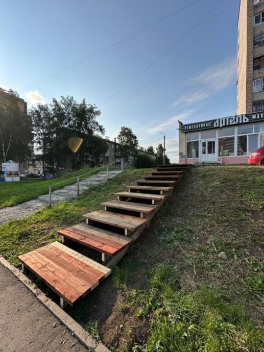 Симаков вместе с детьми сколотили деревянную лестницу на Московской