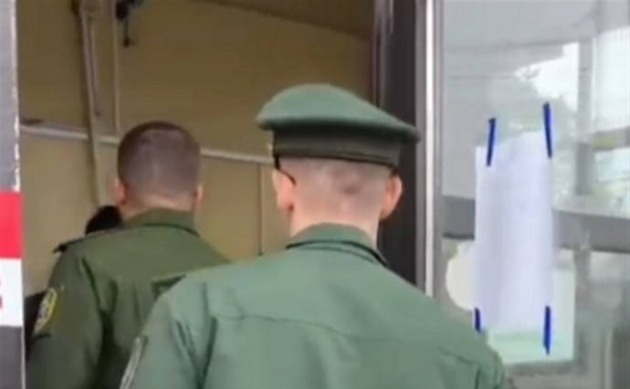 В Южно-Сахалинске проверили автомастерские и автомойки: выявили нарушителя воинского учёта