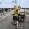 Мужчина шел 27 лет и обошел всю планету. Как он пережил арест в России, сам переплыл Ла-Манш и попал под защиту Абрамовича?