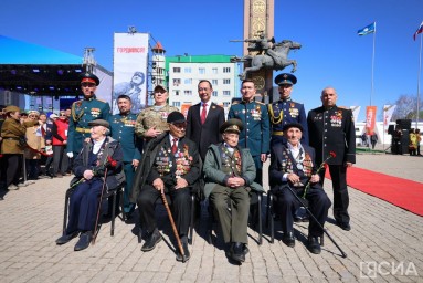 Айсен Николаев поздравил якутян с 80-летием Великой Победы на площади Победы в Якутске