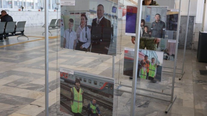 Фотовыставка «Мой папа – железнодорожник!» открылась на железнодорожном вокзале Астрахани Фотовыставка «Мой папа – железнодорожник!» открылась на железнодорожном вокзале Астрахани
