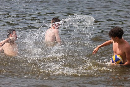 Россиян предупредили о скрытой опасности купания в море после шторма и ливня