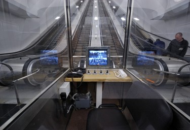 Куда пропали строгие бабушки из будок метро? Раскрываем тайны эскалаторных дежурных