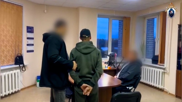 Житель Киришей ударил ножом соседа во время застолья Житель Киришей ударил ножом соседа во время застолья