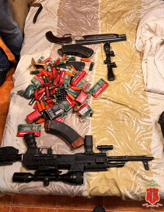 Избил приятеля и бросил на улице: в Ленобласти задержали владельца подпольного арсенала