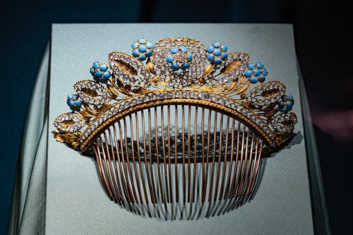 «Очарование красоты»: в Историческом музее впервые масштабно представили ювелирные украшения из Особой кладовой «Очарование красоты»: в Историческом музее впервые масштабно представили ювелирные украшения из Особой кладовой