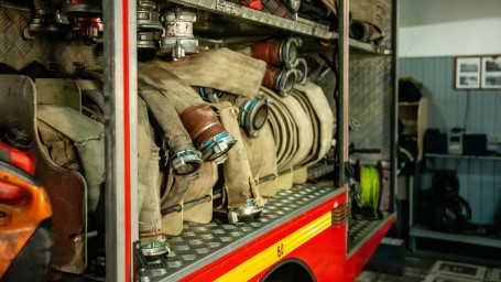 Мужчина пострадал при пожаре на улице Карпинского