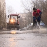 Всё скрытое в сугробе всегда становится явным: как очищают петербургские дворы после зимы