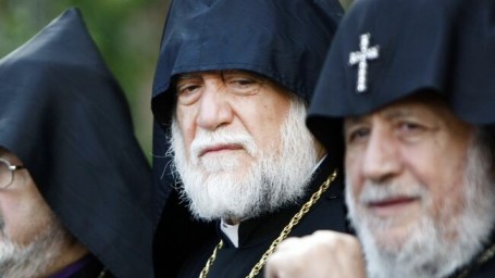 Иерархи Армянской церкви заявили о преданности католикосу