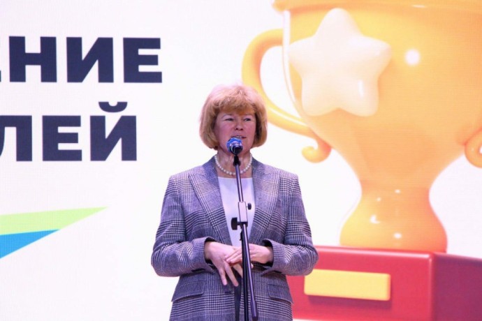 Ирина Потехина вместе с Алексеем Корабельниковым наградила победителей проекта «Твой бюджет в школах - 2025» Ирина Потехина вместе с Алексеем Корабельниковым наградила победителей проекта «Твой бюджет в школах - 2025»