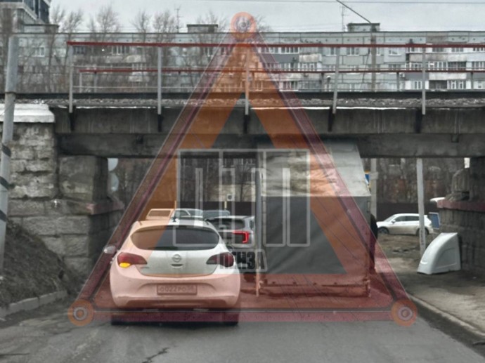 Не вписался. В Пензе под мостом Винни-Пуха застрял очередной фургон
