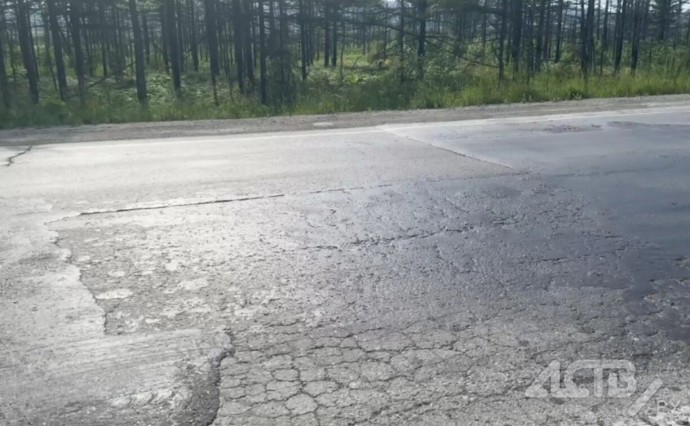 "Асфальт превращается в кашу": автоледи показала качество ямочного ремонта на трассе Южно-Сахалинск - Оха