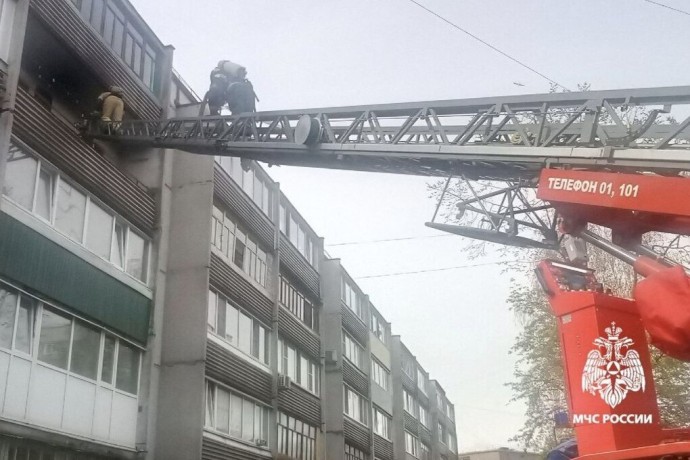 Пожарные вынесли двух пострадавших из загоревшейся квартиры в Череповце
